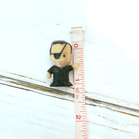 16 Count Mystery Box Mini The Walking Dead Figures - Picture 8 of 8